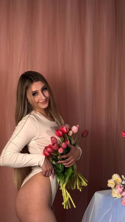 AdelinaLuuna 25